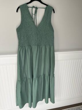 ASOS DESIGN Curve V-neck crinkle midi sundress W/ tiered skirt in sage green XL